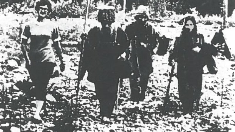 Imagen: Los Lykov con los geólogos. DailyMail